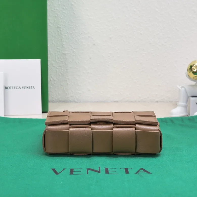 Batch 1320, ready to ship, first release on the whole network ♨️♨️ (mini size) BV sheepskin + 15 grid cassette + limited edition 🉑️🉑️🉑️ Classic style, high-end simplicity, this upper body is super refreshing! Paired with the BV parrot green on the sides, it’s very stylish but not exaggerated! Model: 7587# Size: 19*5.5*12cm